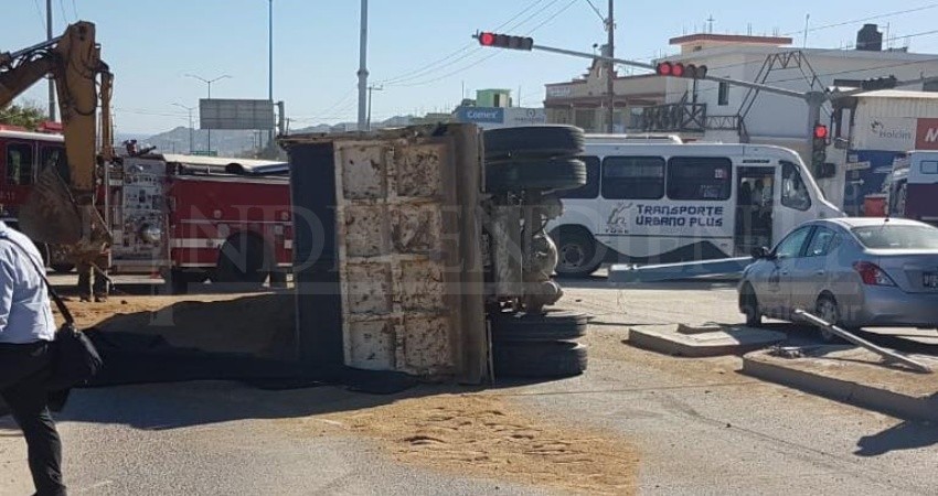 Dompe se lleva varios vehículos y vuelca en avenida Leona Vicario de CSL Dompe se lleva varios vehículos y vuelca en avenida Leona Vicario de CSL