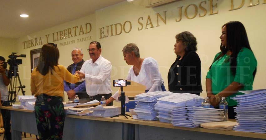Se benefician primeros habitantes de colonia Ejidal con entrega de escrituras Se benefician primeros habitantes de colonia Ejidal con entrega de escrituras
