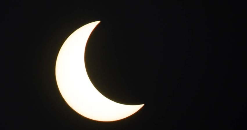 Extraño eclipse solar con ‘anillo de fuego’ oscurece África y Asia Extraño eclipse solar con ‘anillo de fuego’ oscurece África y Asia