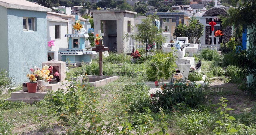 Entre la maleza y suciedad, cierran año los panteones de La Paz Entre la maleza y suciedad, cierran año los panteones de La Paz