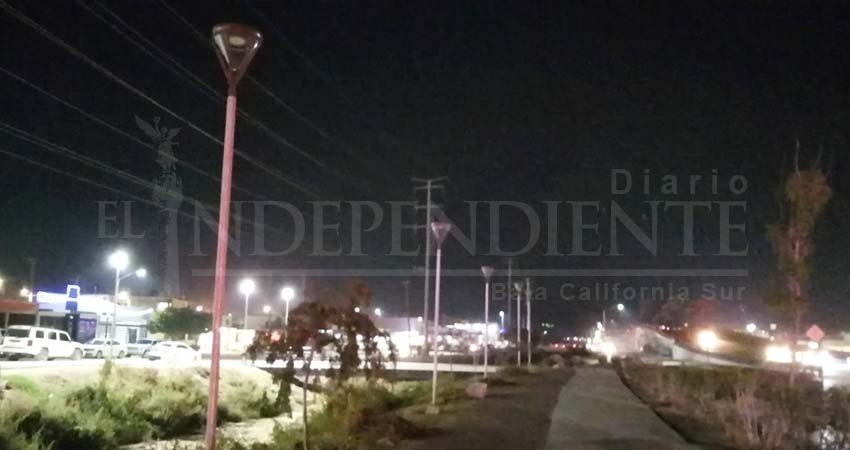 “A medias” alumbrado del Parque Integral Constituyentes de CSL