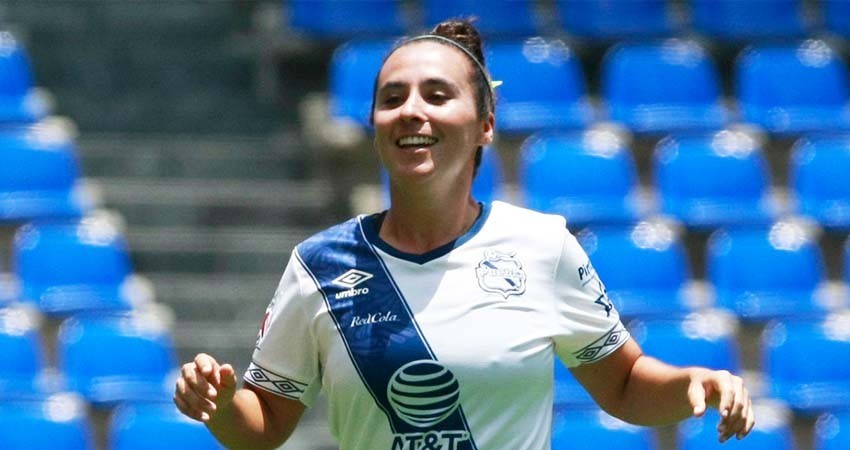 Mirelle Arciniega, jugadora de Puebla, madre soltera y entrenadora