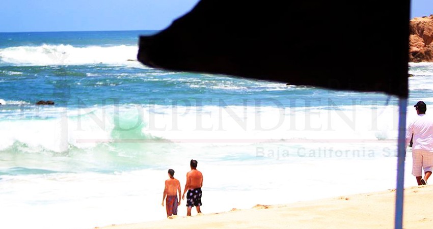 Marejada y fuertes vientos obligan a retirar bañistas de las playas Marejada y fuertes vientos obligan a retirar bañistas de las playas