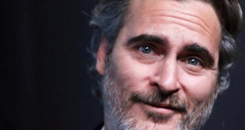 Joaquin Phoenix visita matadero para ayudar a los cerditos Joaquin Phoenix visita matadero para ayudar a los cerditos