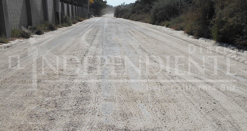 Acceso a comunidad de Catarina, con más de 20 años sin obras de reencarpetado 