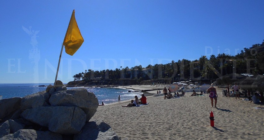 Por condiciones de clima, permanecen señalamientos preventivos en playas de Los Cabos