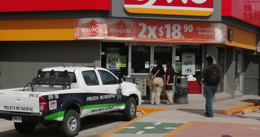 Con lujo de violencia asaltan oxxo en La Paz