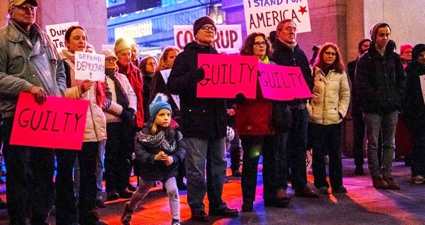 Cientos se manifiestan en Filadelfia contra exoneración de Trump Cientos se manifiestan en Filadelfia contra exoneración de Trump