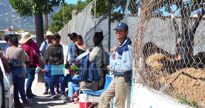 A pesar del intenso frío, padres llevan 3 días durmiendo afuera de una secundaria para asegurar un espacio para sus hijos
