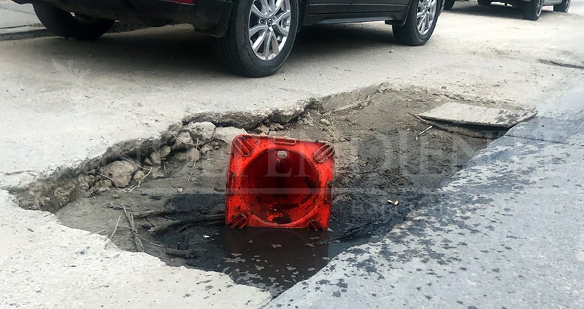 OOMSAPAS Los Cabos no repara bache que está afuera de sus instalaciones desde hace 2 meses