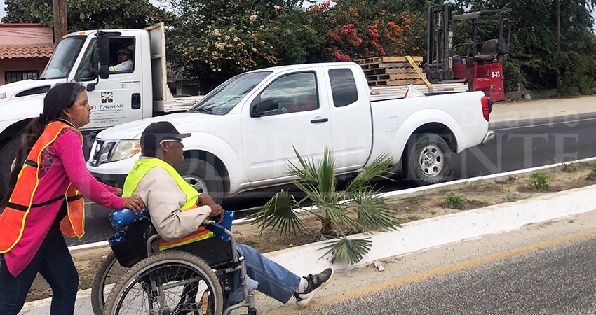Sin rampas, arriesgando su vida entre los autos la realidad de las personas con discapacidad