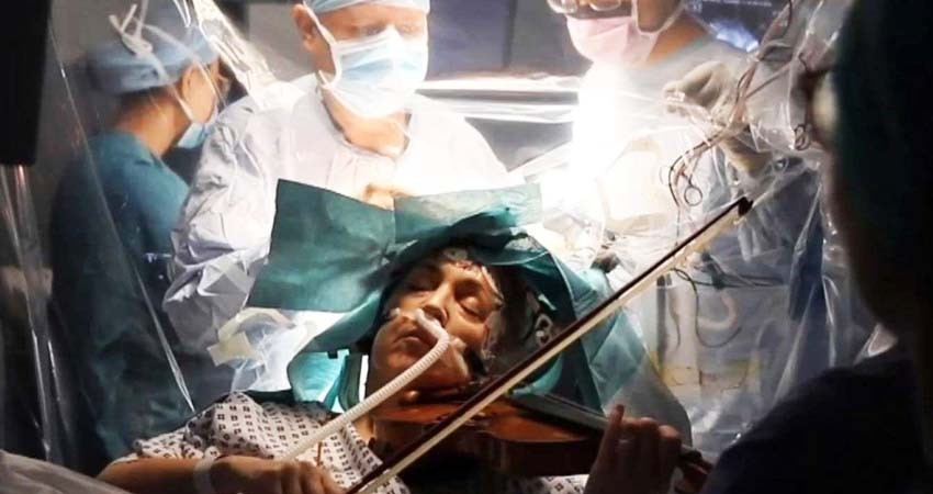 Toca el violín mientras le extirpan un tumor cerebral Toca el violín mientras le extirpan un tumor cerebral