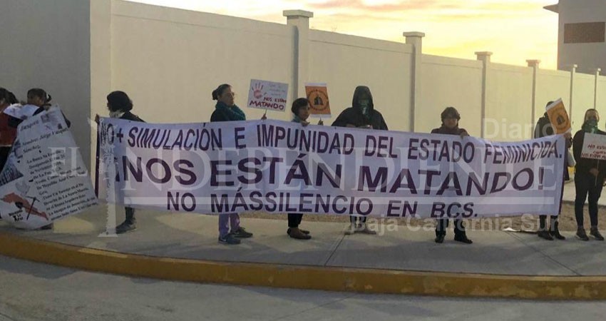 Con protestas reciben a AMLO en la base aeronaval tras mesa de seguridad Con protestas reciben a AMLO en la base aeronaval tras mesa de seguridad