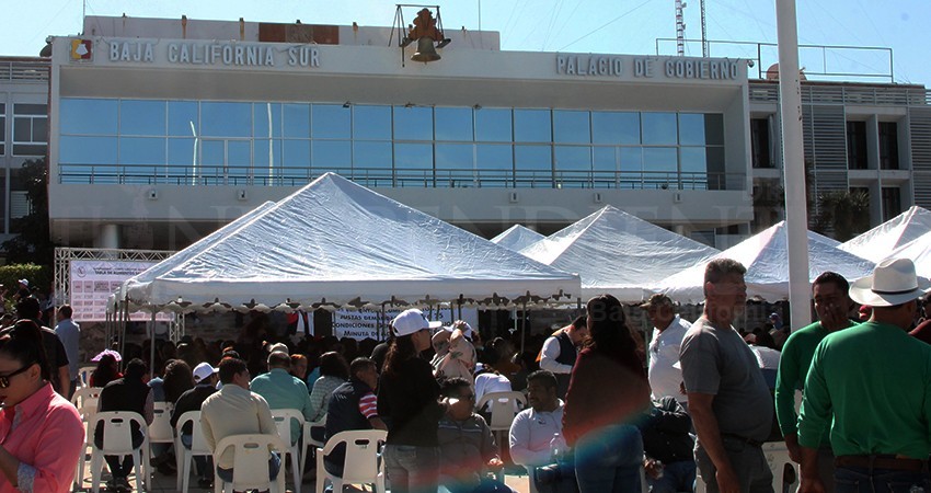 Se instalan burócratas en Gobierno BCS: Exigen aumento salarial y bonos