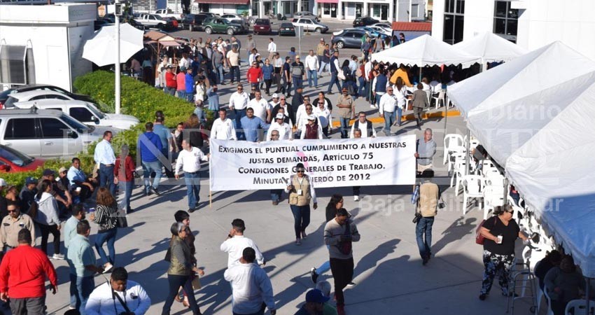 “¡Rubén está escondido!”: Siguen protestando 2 mil 500 burócratas en La Paz
