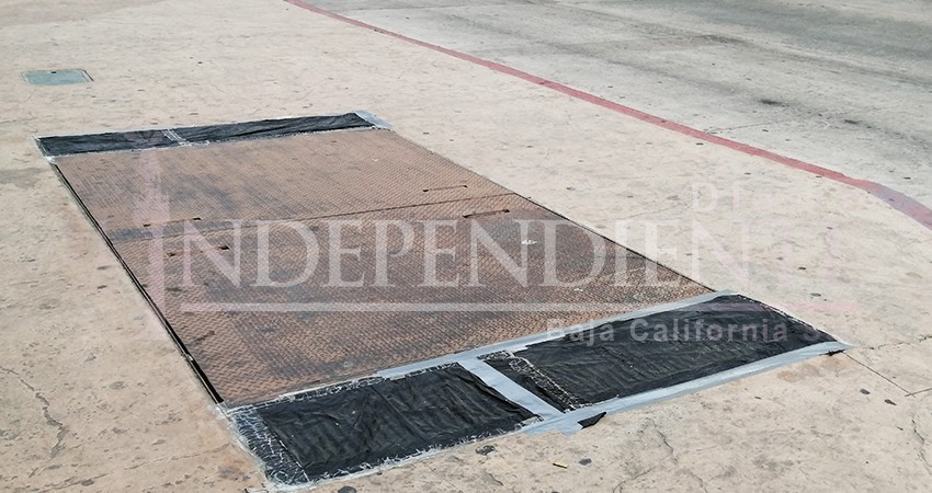 Sellan con cinta adhesiva registros de CFE inundados de aguas negras