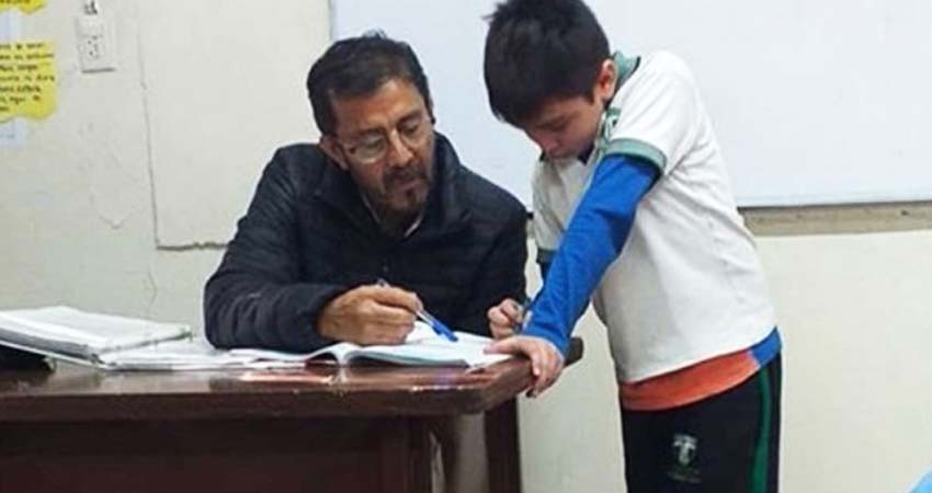 Maestro ayuda con su tarea a hijo de alumna y se hace viral
