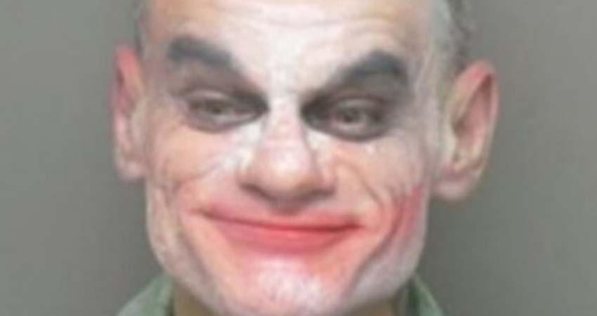 Arrestan a hombre disfrazado de Joker; lo acusan de terrorismo Arrestan a hombre disfrazado de Joker; lo acusan de terrorismo