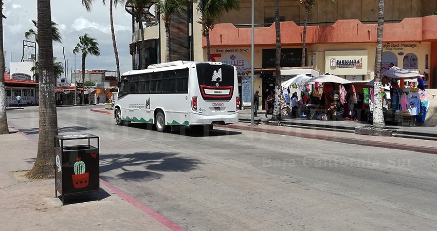 Descuidados y destruidos contenedores de la zona turística de CSL 