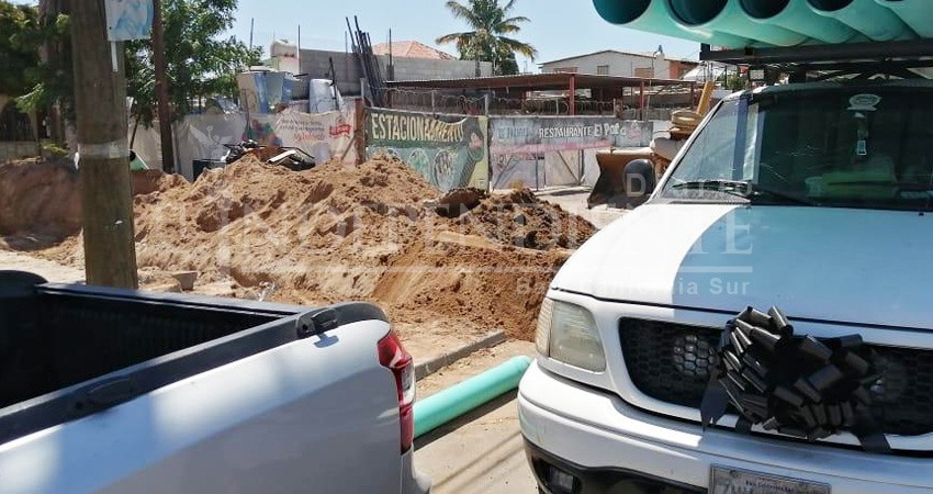 Otra vez... trabajador del SAPA La Paz cae en zanja; quedó semi enterrado Otra vez... trabajador del SAPA La Paz cae en zanja; quedó semi enterrado