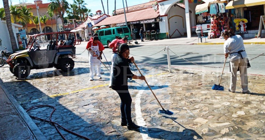 ¡Todos a desinfectar!, comerciantes de CSL limpian a detalle zona turística de la ciudad