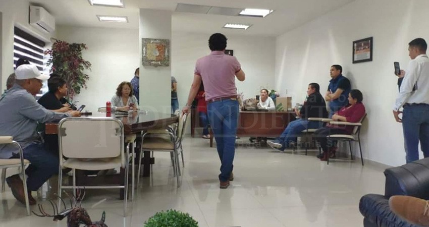 Explota diputada de BCS y transmite en vivo desalojo de la Junta de Gobierno