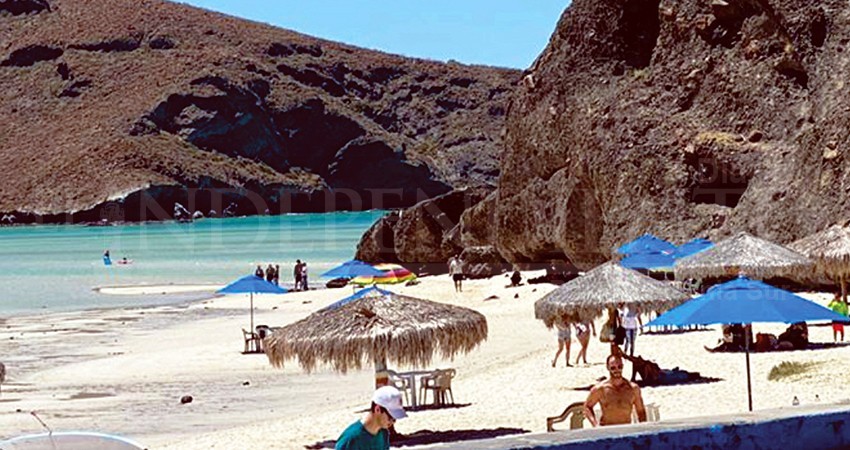 "Disfrutan" de playas de La Paz sin operativos ni sana distancia 