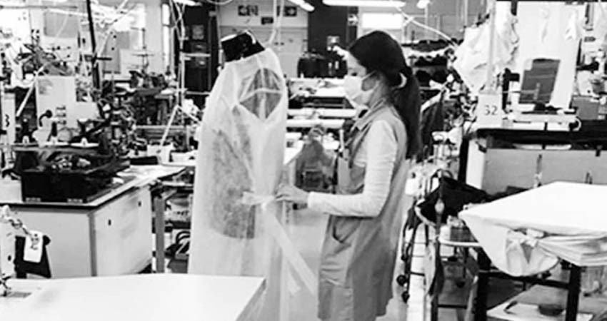 Armani deja la moda y fabrica batas para ayudar a médicos Armani deja la moda y fabrica batas para ayudar a médicos