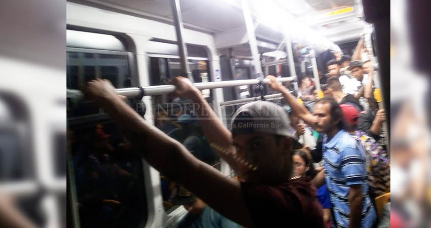 Persisten quejas por sobrecupo en transporte público, ante emergencia de COVID-19