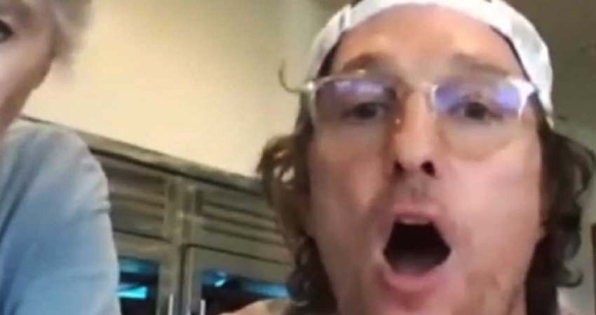 Matthew McConaughey juega bingo virtual con viejitos aislados Matthew McConaughey juega bingo virtual con viejitos aislados