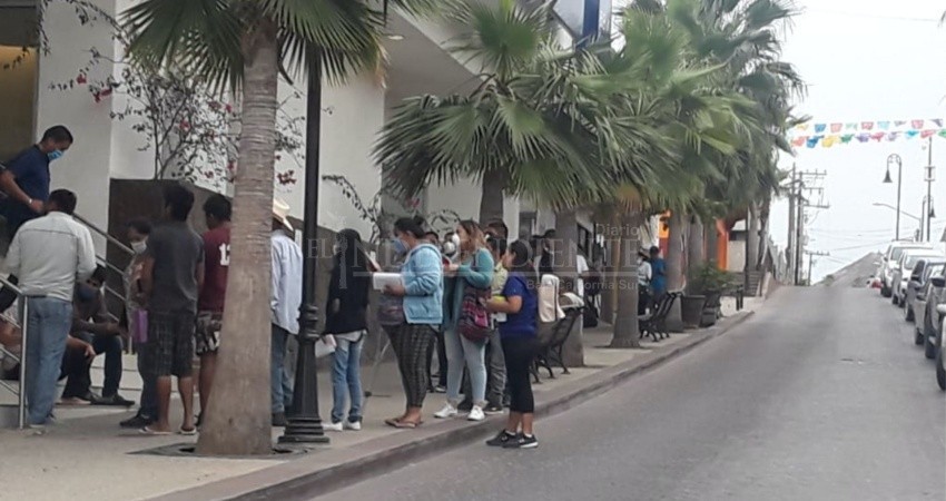 Persisten largas filas para ingresar a bancos, sin respetar la “sana su distancia”