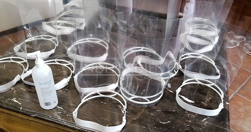 Continúa elaboración de caretas para personal médico en Los Cabos 