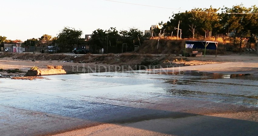 Sin agua, con fugas y derrame de drenaje transcurre la pandemia en CSL
