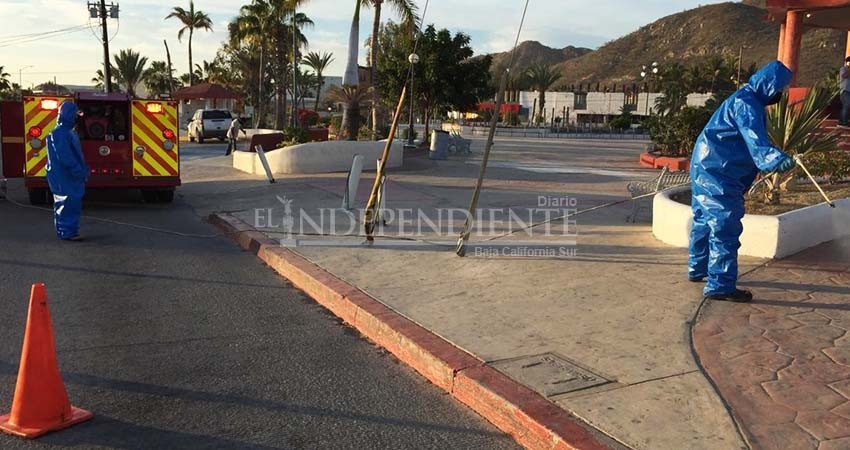 Bomberos sanitizan paraderos de transporte y puentes peatonales de CSL