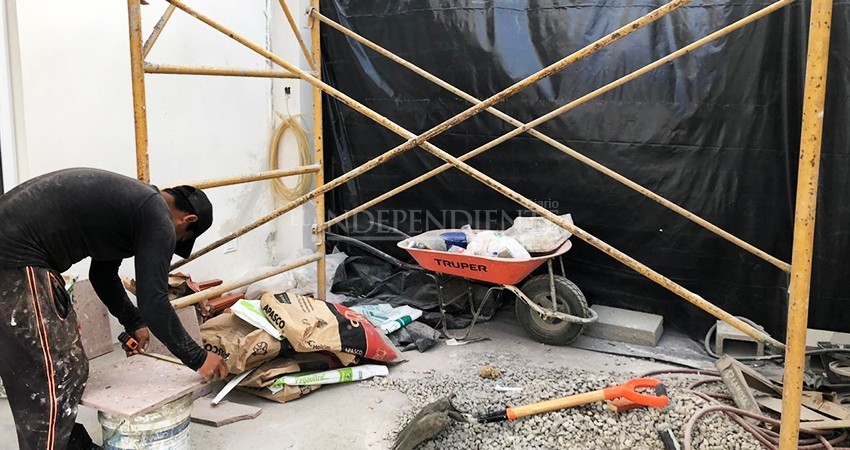 Industria de la construcción continúa pagando sueldos a pesar de estar detenida