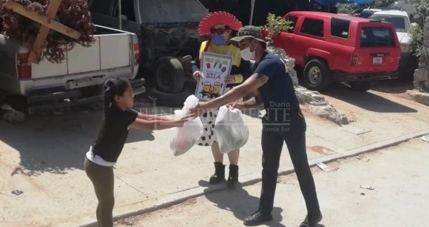 Casa por casa celebran bomberos el Día del Niño en CSL