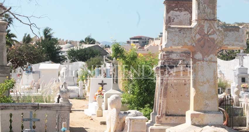Multa para quienes violen candados o ingresen saltando bardas de los panteones 