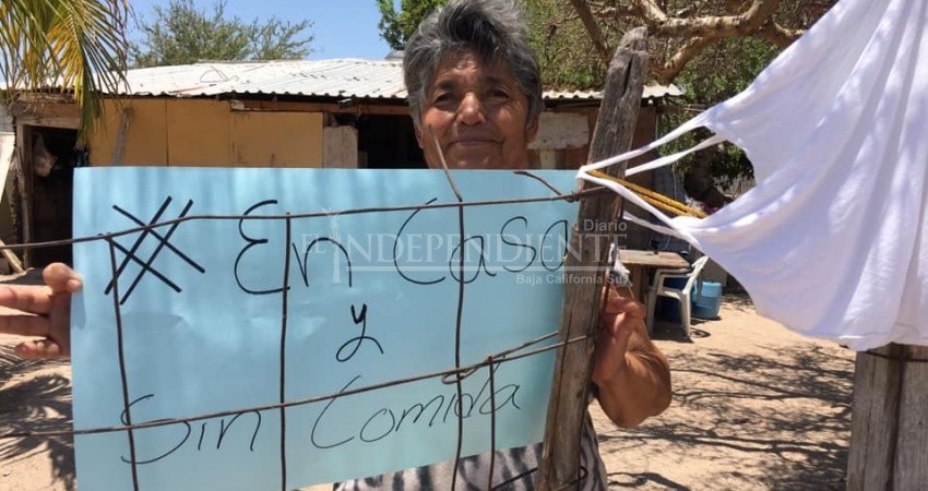 Familias exhiben con pancartas la falta de apoyos alimenticios