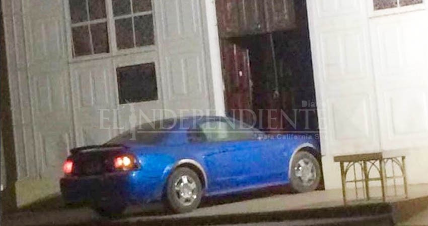 Con todo y carro intentó ingresar al templo de Santa Bárbara