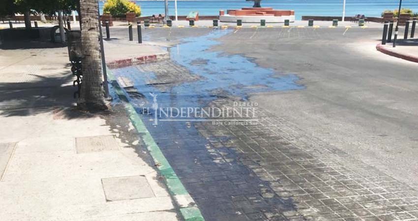 Siguen constantes derrames de agua negra en malecón de La Paz