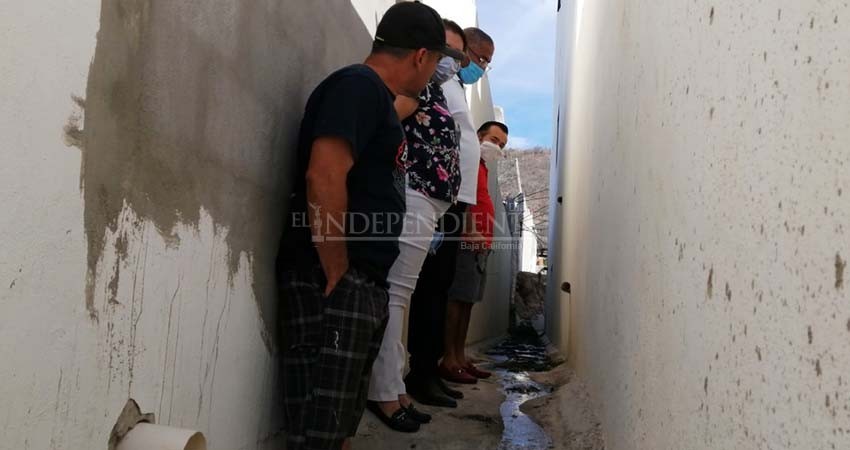 Con el drenaje colapsado durante un año, esperan los vecinos de Cabo Baja al Oomsapas