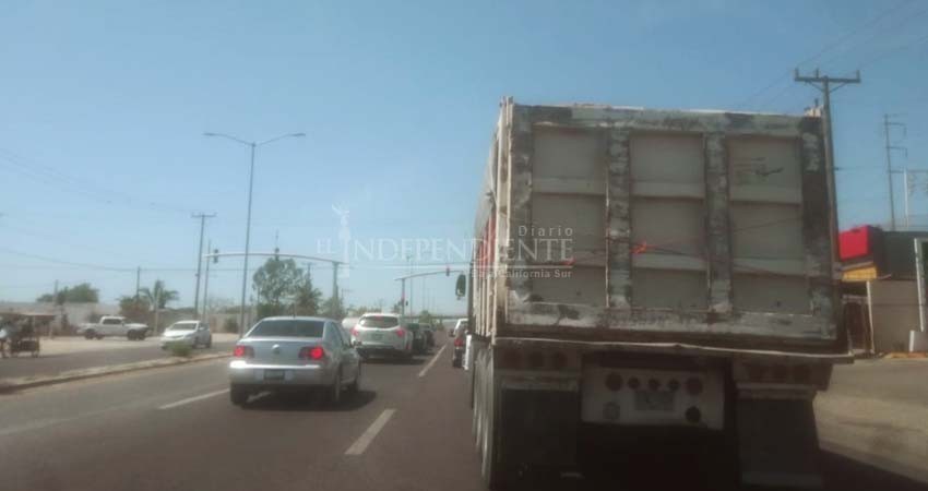 Daños a vehículos particulares por “dompes” que circulan sin protección pueden ser denunciados al 088 