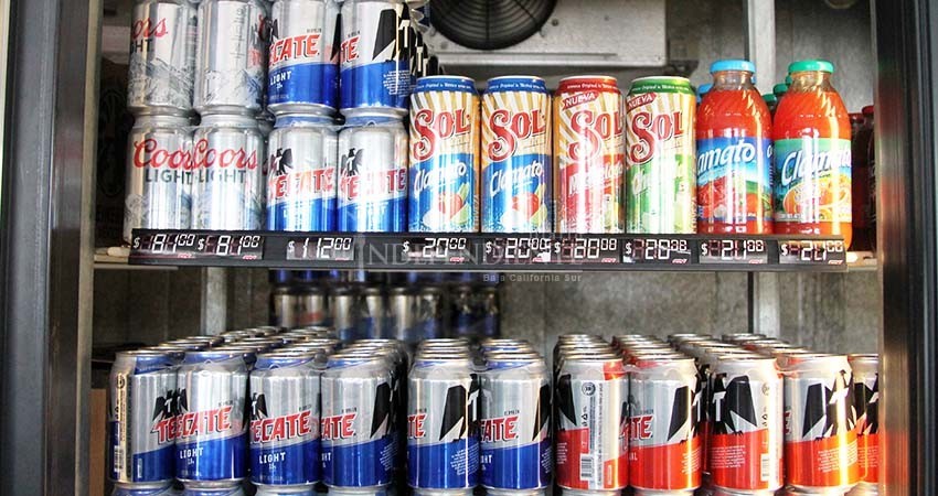 Pese a que ya hay cerveza en BCS, ciudadanos siguen haciendo fila