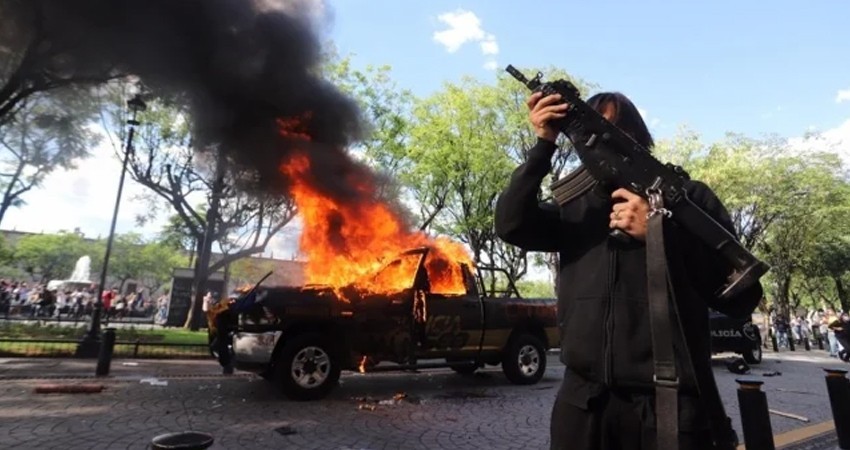 Protestan en Guadalajara por muerte de Giovanni López; queman patrullas