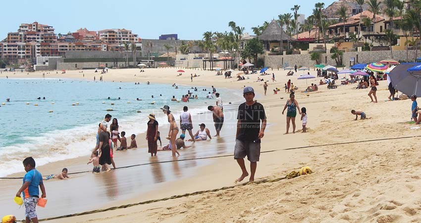 Con alegría y poca sana distancia regresan visitantes a El Médano