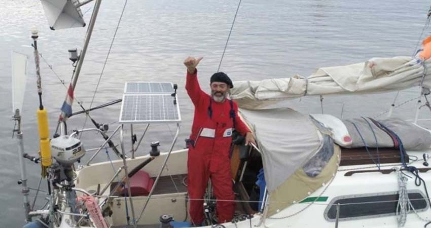 Cruzó el Atlántico en velero para ver sus papás en la pandemia