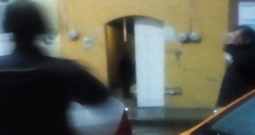 Llama a su familia y confiesa que descuartizó a una persona en el baño Llama a su familia y confiesa que descuartizó a una persona en el baño