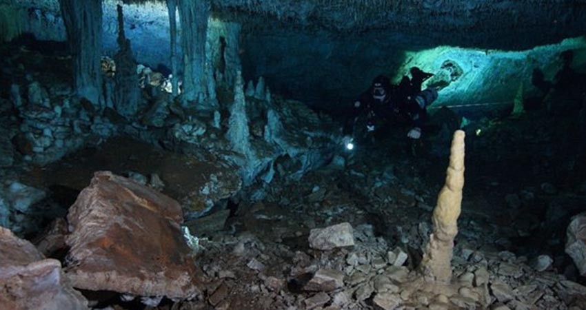 Hallan antiguas minas de ocre en cenote de Quintana Roo Hallan antiguas minas de ocre en cenote de Quintana Roo