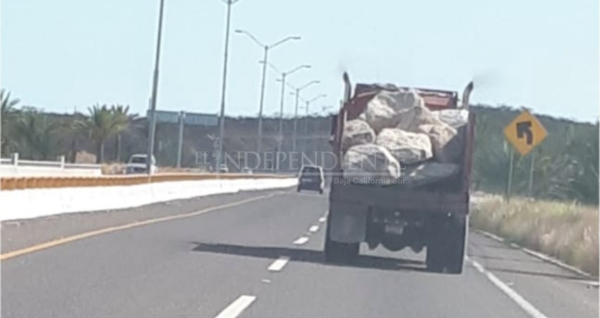 Materialistas trasladan enormes rocas sin ninguna seguridad en la Transpeninsular
