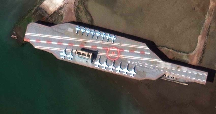 Bombardea Irán réplica de portaaviones de EU, en ensayo militar